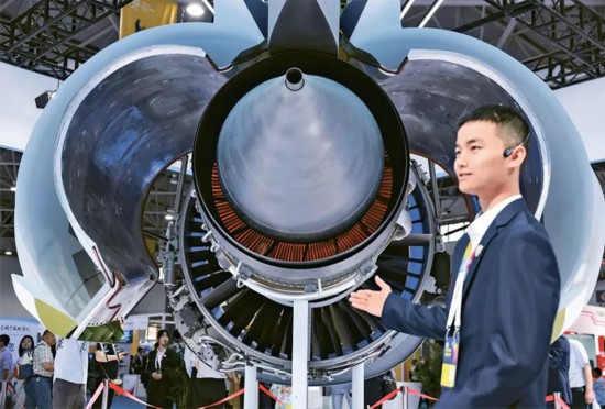 航空发动机是国之重器,是国家科技实力和创新能力的重要体现。这些年,我国航空发动机研制战线坚持自主创新,大力弘扬劳模精神、工匠精神,不断加快航空发动机自主研制步伐,为建设航空强国、实现高水平科技自立自强拼搏奋斗。图为2023年5月26日,参展工作人员在2023中国国际大数据产业博览会现场介绍国产CJ1000A民用大涵道比涡扇发动机。 新华社记者 欧东衢/摄