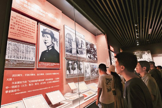 2025年7月8日,在中国人民抗日战争纪念馆举办的《为了民族解放与世界和平》主题展览面向社会公众开放。展览分为八个部分,展出1525张照片、3237件文物,全面回顾抗战烽火、峥嵘岁月。图为7月13日,参观者在参观主题展览。 中新社发 陈晓根/摄
